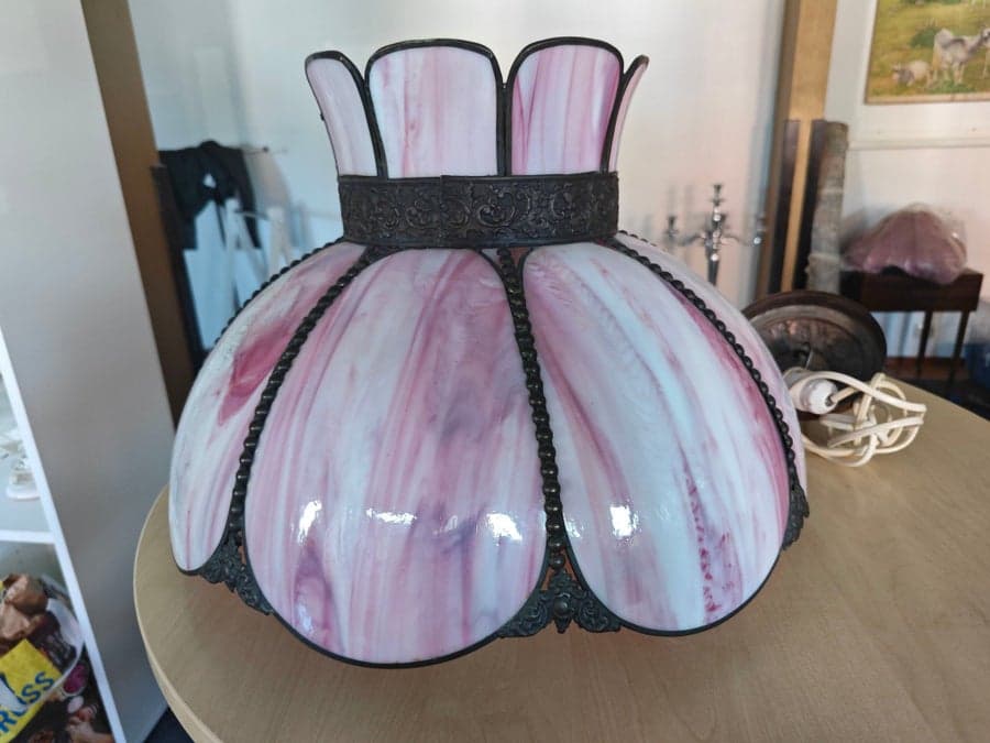 Taklampa i Tiffanystil som Fyndak förmedlat